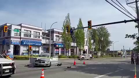 🚨👀 A motorcycle crash in Canada sent the bike literally flying ... and it wound up dangling from a traffic light.🎥 Sarbraj Singh Kahlon via Storyful