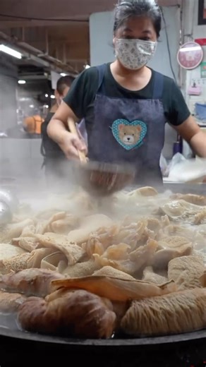 16K views · 15K reactions | Taiwanese morning market madness in Chiayi!! This beef soup is LEGENDARY!! #taiwan #taiwanesefood #chiayi | Chopstick Travel | Facebook