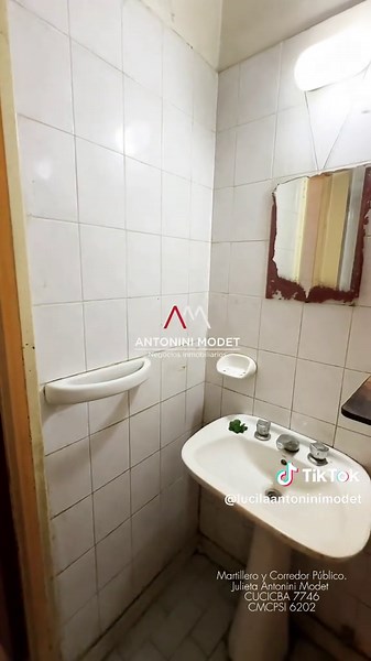 ✨LOCAL COMERCIAL EN VENTA CON COCHERAS Y 2 BAULERAS 📍Paraguay al 5300, Palermo Hollywood Excelente oportunidad. Ubicado en pleno corazón de Palermo Hollywood, se encuentra este amplio local comercial con un gran valor agregado: un subsuelo con cocheras y bauleras de uso exclusivo, ideal tanto para uso propio como para inversión. Para 📲 info : • inbox • lantoninimodet.recoleta@gmail.com • www.antoninimodet.com.ar Te garantizamos un solido conocimiento del Mercado, acompañamiento permanente, emp