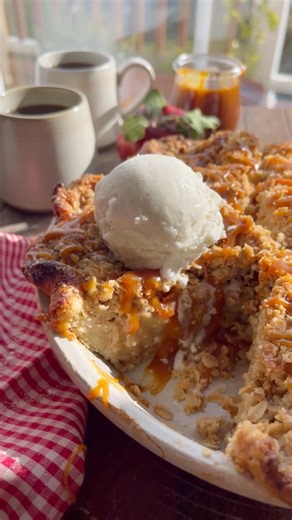 Dutch Caramel Apple Pie is everything you love about Classic Apple Pie a thickkk streusel topping & salted caramel sauce! #applepie #pie #ThanksgivingDinner #dessertrecipe | Blue Bowl