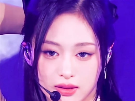 她好像跳过了新人美，像出道了很多年的爱豆一样游刃有余