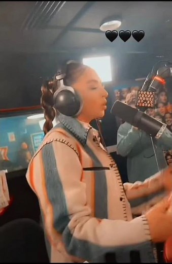 EVA QUEEN CHANTE UN EXTRAIT DE SA NOUVELLE CHANSON