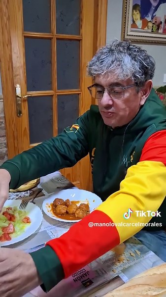 Hoy para comer me ha hecho mi Mari unas almondigas y una ensalada y un poco de jamon dulce#tiktok #viral #