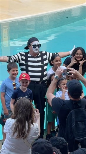 First a good style 😆 Tom the mime Seaworld #seaworldmime #funny #fun #viral #fun #comedy