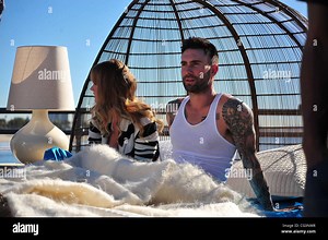 Adam Levine condivide un letto doppio con Victoria's Secret fidanzata Anne Vyalitsyna durante le riprese di scene per Maroon 5's prossima video musicale "gonna mai lasciare questo letto" Los Angeles, California - 12.01.11 Foto stock - Alamy