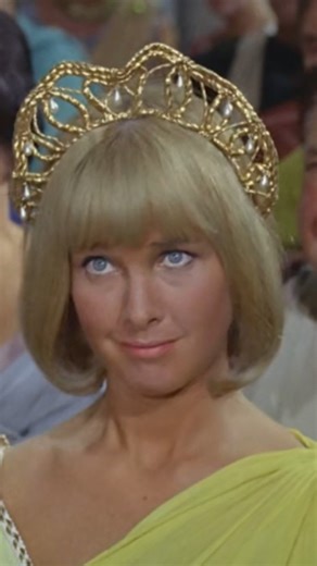 Cinema Sensei on Instagram: "Borcum olsun, sen al beni. 🎥Carry On Cleo(1964) IMDb 6.7 Tür:Komedi/Drama Carry On serisinin yedinci filmidir ve antik Roma'da geçen komik bir hikayeyi anlatır. Film, Cleopatra'nın (Cleopatra) Mısır Kraliçesi olarak Roma İmparatorluğu'na karşı mücadelesini mizahi bir dille işler. Filmde Cleo, Julius Caesar ve Marc Antony ile olan ilişkileri etrafında döner, ancak bunlar tamamen komik ve absürd bir şekilde sunulur. Karakterlerin alışılmadık durumlar içinde yer aldığı