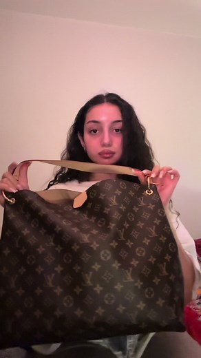 Whats in my bag that honestly i shouldnt have bought cause i cannot afford it ❤️