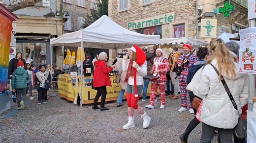 🎄✨ Marché de Noël féerique ✨🎄 De la musique tout au long de la journée avec le groupe MadSound 🎶 Vous pouvez les retrouver à 18h au pied du Château de Simiane pour un petit concert | Ville de Valréas