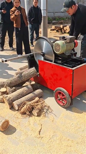 Revolutionize Woodworking: Log Table Saw - Effortless Efficiency for Farmers