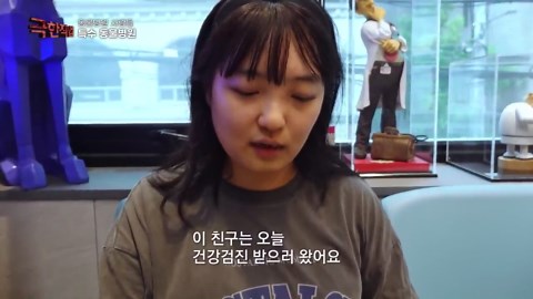 물리면 살점이 뜯겨 나갑니다. 목숨 걸고 30kg 거대 도마뱀 실밥 제거하는 수의사 긴장감의 현장｜극한직업