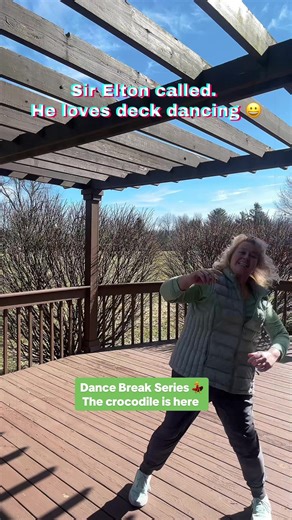 Pure 70s vibe. Elton‘s got it going on. #70smusic #dancing