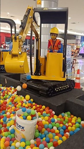 Mainan Excavator/mobil beko anak di Mall, untuk melatih kreativitas dan fungsi motorik anak