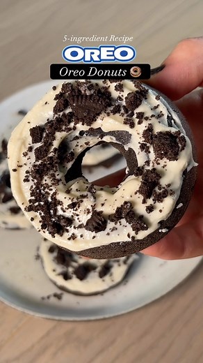 Madlen Persson on Instagram: "Oreo doughnuts på 5 ingredienser👇 Receptet räcker till ca 8 donuts. Du behöver: Mixa 1 pack oreo 2 dl mjölk 1 dl mjöl 1 tsk bakpulver Vispa samman alla ingredienser till en smidig smet. Häll över donuts formar. Grädda donutsen på 180 grader i 15 min. Doppa de sedan i smält vitchoklad och toppa med krossade oreokakor. Oreo donuts with 5 ingredients👇 The recipe makes about 8 doughnuts. You need: Mix 1 pack of Oreos 2 dl milk 1 dl flour 1 tsp baking powder Whisk all