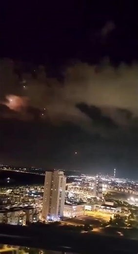 Palm Jumeirah. the city of #Dubai, United Arab Emirates right now 💀#dubaiattack