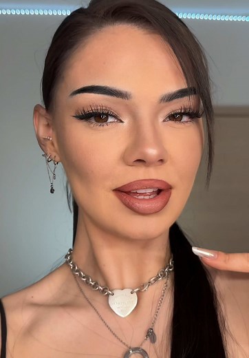 Latina Makeup Tutorial: Master the Trendy Look