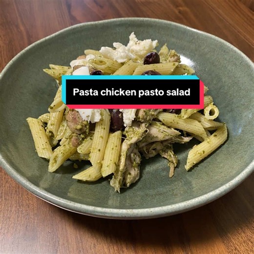 Pesto Chicken Pasta Salad YOU’LL NEED: •¾ lb rigatoni •4 boneless, skinless chicken thighs (¾ lb) •1 tbsp olive oil •Salt & black pepper •¾ cup prepared pesto •¾ cup chopped pitted kalamata olives •1 cup halved bocconcini (fresh mozzarella balls) HOW TO MAKE IT: 1. Cook the pasta Boil the rigatoni according to the package. Drain and let it cool completely. 2. Roast the chicken Rub chicken with olive oil, ½ tsp salt, and ¼ tsp black pepper. Roast at 400°F for 20–25 minutes until fully cooked. Shr
