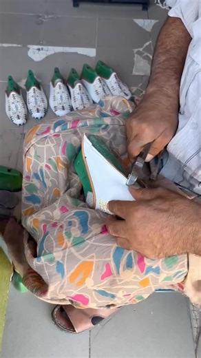 8K views · 75 reactions | Petite vidéo prise sur la fabrication de la Belgha, vous noterez que les modèles changent, évoluent, pour satisfaire plus ces dames Moi j'adore. Merci Issam. | Les plus beaux sites de Tunisie avec Léa | Facebook