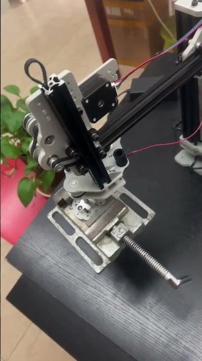 Desktop robotic arm with load bearing rotation on the 5th axis