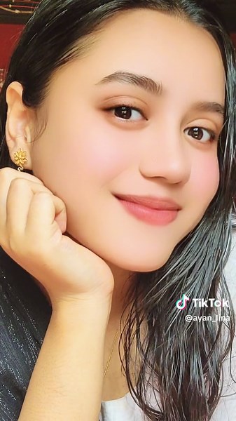 ভালোবাসা চাও আবার কমেন্ট বক্সে কমেন্ট করো দেখবো ভালোবাসা ভরিয়ে দেবে 😊