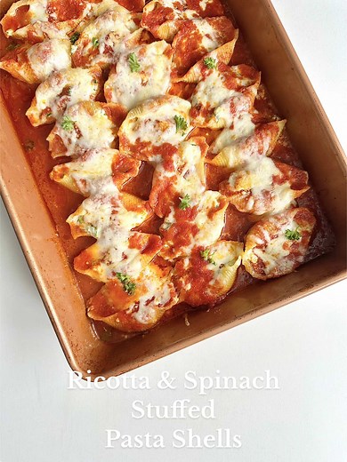 Ricotta & Spinach Stuffed Pasta Shells ✨ 250 g of jumbo pasta shells 475 g of smooth Ricotta 1/2 cup of spinach (cooked and drained) 1 egg 2 cups of mozzarella 1/4 cup of Parmigiano cheese Salt and pepper for seasoning 600 ml jar of passata / pasta sauce (cooked) Bring a large pot of water to a boil and cook jumbo pasta shells until al dente (about 2 minutes less than box instructions cooking time) In the meantime, in a large bowl combine ricotta, spinach, Mozzarella, Parmigiano cheese, egg, sal