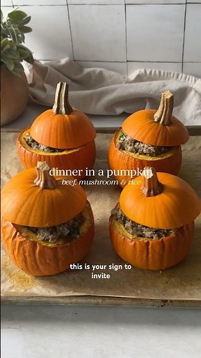stuffed pumpkins with ground beef, mushroom & rice filling 🎃 healthy fall dinner! Recipe below ⬇️