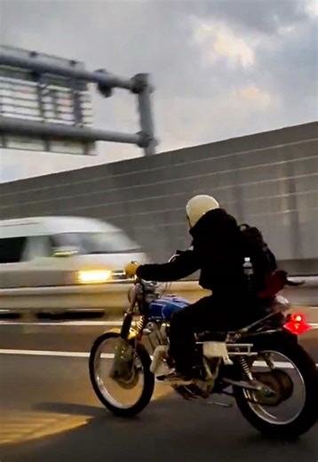 ギア比高速寄りにしてるからsr400でも快適に高速乗れるねって話 #sr400 #sr400thailand #motorcycle #yamaha #sr400custom