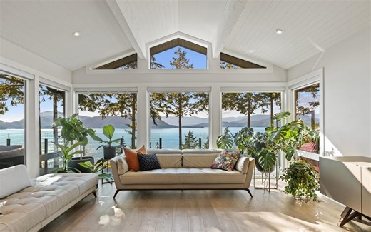 位于加拿大西温哥华的一座温馨时尚的美丽滨水别墅|8579 Ansell Place, West Vancouver, BC