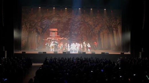 🎤✨ Chantal Goya en live au Zénith d’Amiens Métropole ! ✨🎤 Aujourd’hui, retour en enfance avec un spectacle magique, plein de chansons, de couleurs et de sourires ! 🌈🎶 Petits et grands ont chanté ensemble… un moment inoubliable 💖 📹 Revivez quelques instants du spectacle dans cette vidéo ⬇️ #ChantalGoya #Spectacle #Amiens #magie | Zénith Amiens Métropole