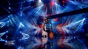 48K views · 1.1K reactions | Grace (Hye Young Hong), din Coreea de Sud, a încântat publicul cu o piesă diafană. Jurații s-au ridicat în picioare. ”Vreau să-i transmit un mesaj mamei mele, ca să știe că sunt fericită în București” --- https://pro-link.ro/ztv | Romanii au talent | Facebook