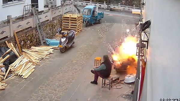 Fire stove explosion startles two women in Zhejiang, China