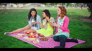 BREAKING NEWS: Duck Face is SO out, and this new look is totally in.... | AwesomenessTV