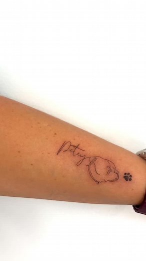 Some loves leave paw prints that never fade — the kind that deserve to be carried with you always. 🐶✨ Whether it’s a tribute to your best friend or a tiny reminder of the bond you share, fineline pet tattoos hold so much meaning in so little space. As the holidays approach and everyone’s squeezing in their last-minute ink, my schedule is filling up fast! 🎄💫 If you’ve been thinking about honoring your pup (or gifting one of these precious pieces), now’s the time to book — limited dates remain!