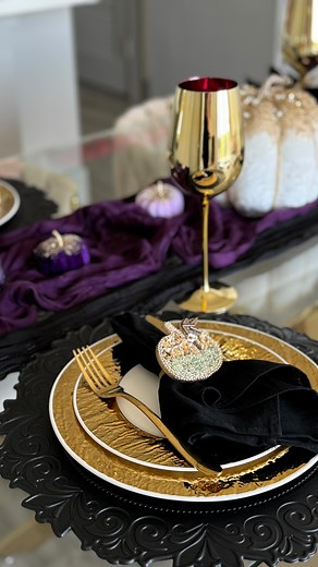 Home decor | Beauty | Table setting on Instagram: "This year’s Halloween table setting is all about elegance and sophistication. Instead of a spooky, traditional theme, I wanted to create something luxurious, beautiful, and restrained. The centerpiece pumpkin is an absolute masterpiece, bringing the entire table to life. And of course, there are plenty of gold accents—gold plates, gold glasses—adding that touch of luxury I love. Some of the items are from Amazon, and you can find them in the Tab