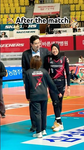 After the MVP interview, Megawati hugged Coach Ko Hee-jin.🥳🥰 인터뷰 후 고희진 감독과 포옹하는 #메가왓티 #megawati