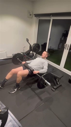 Single leg barbell hip thrust using glute pad