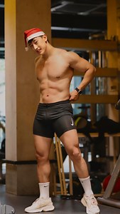 Build some more muscles before the year ends 😎 Christmas or not Christmas 🎅 still needs to look jacked 💪🏻😉 . . . . #christmas #merrychristmas #gym #fitness #aesthetic #body #workout #christmasworkout #winterarc #christmasplan #funny #cute #viral | Songashim Rungsung