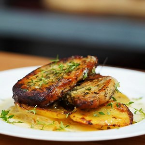🥔 🥩 Cotlet de Porc la Cuptor 🥩 ♨️ Carne de porc la cuptor cu cartofi și ceapă 🥔 🧅 🌿 Fără cuvinte... E perfect, e fraged... fix așa cum trebuie să fie 😋😋😋 | Șef Paul Constantin