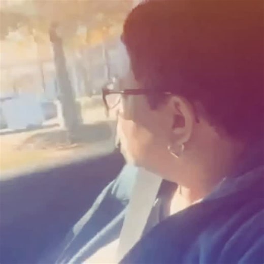 abpdq2 on Instagram: "电影制作人利用先进的电子动画技术将《五夜后宫》(FNAF) 中的角色变为了现实。这些机器人不仅仅是电影道具，而是由著名的吉姆·汉森怪物商店（Jim Henson's Creature Shop）打造的复杂机械实体。每个角色内部都装有精密的水压和伺服电机系统，能够模拟人类的动作和细微的面部表情。 与完全依赖 CGI（电脑绘图）不同，导演选择使用实物模型来增强恐怖的真实感。这种电子动画技术捕捉了金属摩擦和重量感，使观众能感受到这些机器人带来的压迫感。在拍摄现场，多名操作员通过远程控制系统同步协作，一个人控制头部动作，另一个人负责眼神，这种精细的配合让弗雷迪和他的伙伴们仿佛真的拥有了灵魂。这种结合了传统手工艺与现代科技的拍摄方式，完美还原了游戏最初带给粉丝的惊悚体验。 #五夜后宫 #电影 #知识 #事实 #你知道吗 推荐 科技 创新 电影幕后 技术 恐怖游戏 热门"