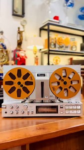 The AKAI GX-77 stands apart from nearly every other reel-to-reel deck. Compact, front-loading, and protected by a motorized cover, it breaks with the tall, vertical machines of its era. Here, everything is integrated, refined, almost minimal. Beneath this unique exterior lies a true audiophile machine. Two motors, three heads made from AKAI’s proprietary Glass & Xtal Ferrite ultra-hard, low-wear materials designed for unmatched precision and longevity. Tape handling is smooth and gentle, ensurin