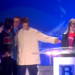 60K views · 1.1K reactions | In 1996, Supergrass were the winners of the Best Newcomer award at the BRIT Awards, presented by Robbie Williams  | Supergrass | Facebook
