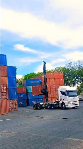 Reach Stacker in Action | Powerful Container Handling Machine at Port 🚢#reachstacker