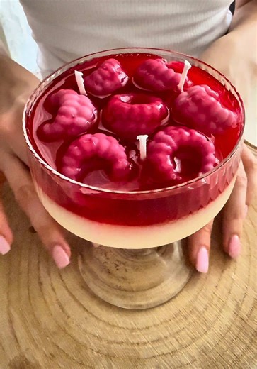 ✨ Lumânare artizanală din ceară de soia – un desert pentru suflet, nu pentru gust ✨ Delicată, elegantă și irezistibilă vizual, această lumânare inspirată dintr-un desert cu zmeură aduce un strop de rafinament în orice spațiu 🍓 Realizată manual din ceară de soia 100% naturală, arde curat și uniform, fără toxine. 🕯️ Ardere îndelungată și parfum subtil 🌱 Eco-friendly & vegan 🎁 Ideală pentru momente speciale sau răsfăț zilnic Transformă orice colț într-o experiență senzorială unică. 📩 Scrie-mi 