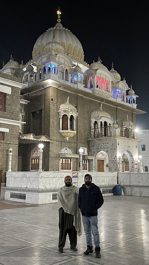 Gurdwara Panja Sahib Hasan Abdal 🇵🇰 we’re visiting the revered Gurdwara Panja Sahib, a holy Sikh site in Pakistan’s Hasan Abdal. Here, Baba Guru Nanak is believed to have miraculously stopped a massive boulder with his hand, giving the site its name. Built in the era of Maharaja Ranjit Singh, this architectural marvel features domes, arches, and stunning white marble. With a tranquil pond, courtyards, and pilgrim accommodations, the peaceful ambiance truly comes alive at night. . . . #Vlogumen