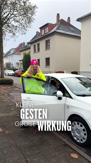 Nicole Schlepphorst | Trainerin für moderne Umgangsformen on Instagram: "Kleine Gesten wirken leise… Gerade deshalb verändern sie Situationen. Du zeigst Aufmerksamkeit, ohne dich in den Vordergrund zu stellen. Du nimmst dein Gegenüber wahr, ohne etwas zu erwarten. So entsteht Verbindung im Alltag, ganz nebenbei . Nicht aus Pflichtgefühl, sondern aus Haltung. Und genau damit fängt ein respektvolles Miteinander an 🫶🏼"