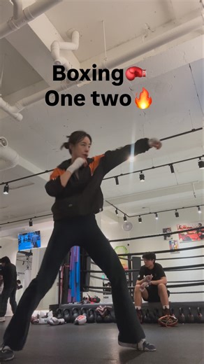 Women‘s Boxing punch one two