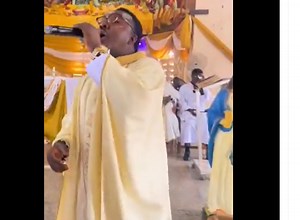 Watch Catholic Priest perform King Paluta’s ‘Aseda’ during offertory time
