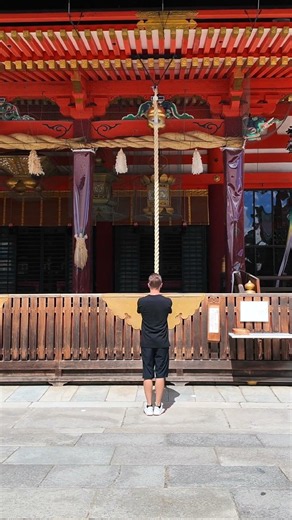 Showing Respect. Our visit to a traditional Shinto shrine
