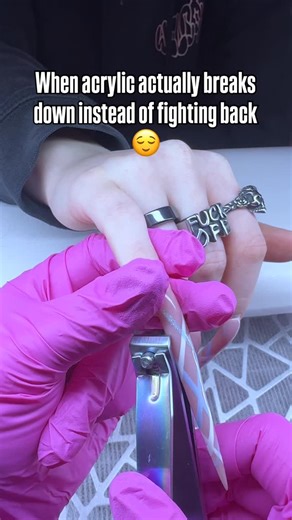 EMA vs. MMA — What’s the Difference? EMA (Ethyl Methacrylate) is the industry standard used by licensed nail professionals. It is designed to be safe for the natural nail and flexible once cured. EMA: 🖤 Bonds securely without over-hardening 🖤 Has flexibility, so it moves slightly with the natural nail 🖤 Soaks off properly during removal 🖤 Reduces the risk of nail plate damage when applied and removed correctly MMA (Methyl Methacrylate) is much more rigid and aggressive. It was originally dev