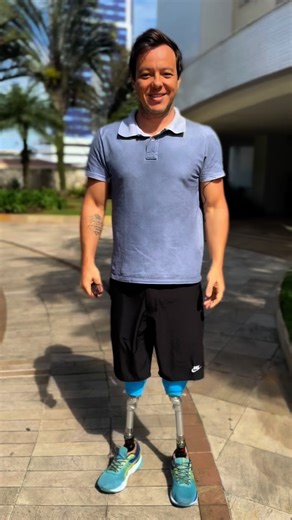 Bionicenter Próteses Ortopédicas on Instagram: "💡 Na Bionicenter, inovação e evolução caminham juntas! Hoje, o @paueoficial está testando um novo sistema híbrido para suas próteses, com componentes @ossurbrasil sempre em busca de mais conforto, desempenho e liberdade de movimento. Cada passo é uma conquista, e cada teste é um avanço no caminho da superação. Porque aqui acreditamos em recomeçar, adaptar e evoluir! #bionicenter #ossur #transtibial #bilateral"