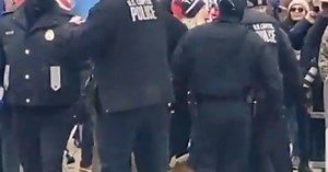 Video Shows US Capitol Police Allowing Trump Supporters to Break into the Building